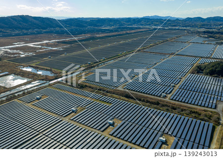 岡山県牛窓町 瀬戸内海沿いのメガソーラー発電所 ドローン空撮 139243013