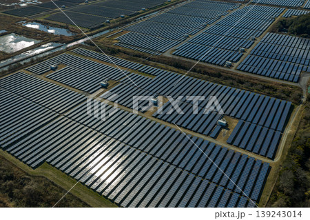 岡山県牛窓町 瀬戸内海沿いのメガソーラー発電所 ドローン空撮 139243014