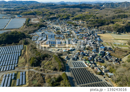 岡山県牛窓町 瀬戸内海沿いのメガソーラー発電所 ドローン空撮 139243016