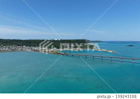 沖縄県 平安座島と浜比嘉島を結ぶ橋と青い海 ドローン空撮 沖縄県 平安座島と浜比嘉島を結ぶ橋と青い海 ドローン空撮 139243108