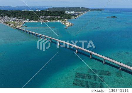 沖縄県 平安座島と浜比嘉島を結ぶ橋と青い海 ドローン空撮 沖縄県 平安座島と浜比嘉島を結ぶ橋と青い海 ドローン空撮 139243111