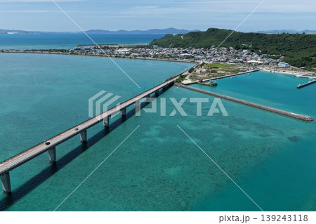 沖縄県 平安座島と浜比嘉島を結ぶ橋と青い海 ドローン空撮 139243118