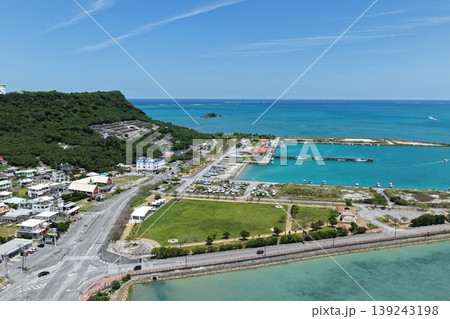 沖縄県 平安座南港の港湾風景と青い海 ドローン空撮 139243198