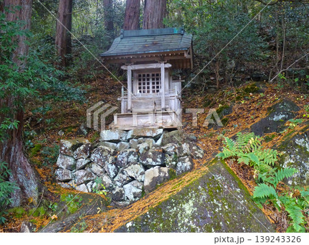 立雲峡の登山道にある祠(兵庫県朝来市) 立雲峡の登山道にある祠(兵庫県朝来市) 139243326