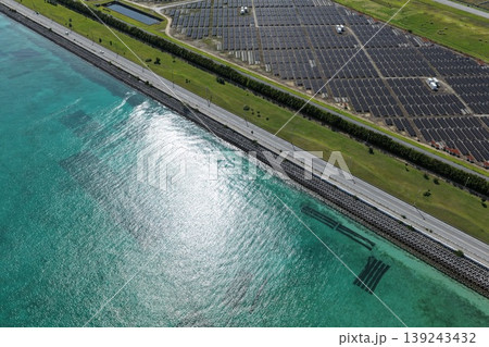 沖縄県 平安座島の海沿いメガソーラー発電施設 ドローン空撮 沖縄県 平安座島の海沿いメガソーラー発電施設 ドローン空撮 139243432