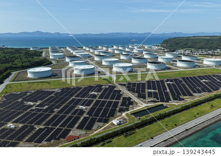 沖縄県 平安座島の海沿いメガソーラー発電施設 ドローン空撮 沖縄県 平安座島の海沿いメガソーラー発電施設 ドローン空撮 139243445