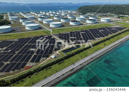 沖縄県 平安座島の海沿いメガソーラー発電施設 ドローン空撮 沖縄県 平安座島の海沿いメガソーラー発電施設 ドローン空撮 139243446