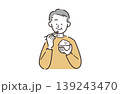 食事をするシニア男性 139243470