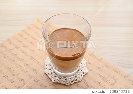 おうちカフェで楽しむ冷たいダルゴナコーヒー おうちカフェで楽しむ冷たいダルゴナコーヒー 139243728