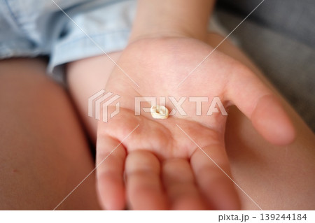 女の子の乳歯 139244184