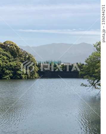 池から臨む山々 池から臨む山々 139244251