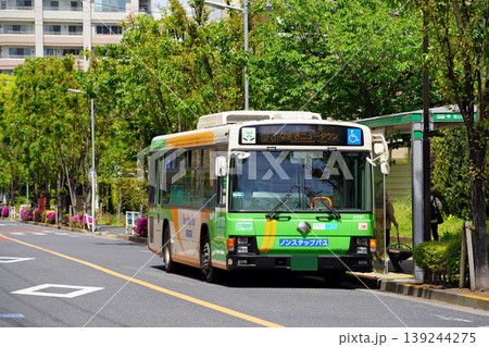 緑に囲まれたバス停に停車する都営バス（ワイド） 139244275
