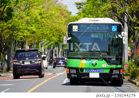 ケヤキの並木通りのバス停を発車する都営バスのアップ(前面/三菱エアロスター) ケヤキの並木通りのバス停を発車する都営バスのアップ(前面/三菱エアロスター) 139244279