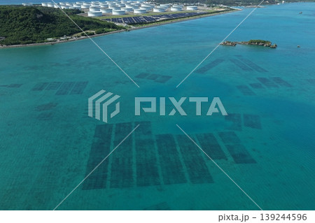 沖縄県 平安座島・浜比嘉島周辺のもずく養殖場と青い海 ドローン空撮 沖縄県 平安座島・浜比嘉島周辺のもずく養殖場と青い海 ドローン空撮 139244596