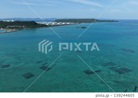 沖縄県 平安座島周辺のもずく養殖場とエネルギー施設 ドローン空撮 139244605