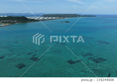 沖縄県 平安座島周辺のもずく養殖場とエネルギー施設 ドローン空撮 139244606