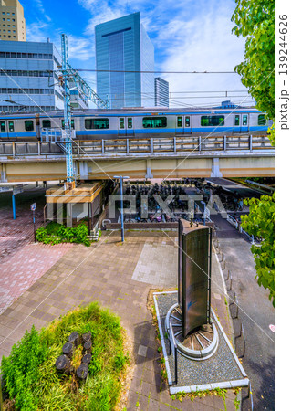 日本の横浜都市景観 桜木町駅新南口(市役所口)前にある「鉄道創業の地 記念碑」などを望む 日本の横浜都市景観 桜木町駅新南口(市役所口)前にある「鉄道創業の地 記念碑」などを望む 139244626