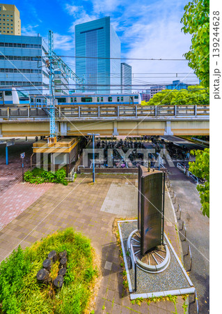 日本の横浜都市景観　桜木町駅新南口（市役所口）前にある「鉄道創業の地　記念碑」などを望む 139244628
