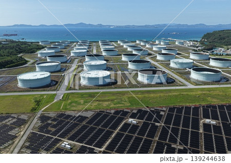 沖縄県 平安座島の石油タンク群と太陽光発電施設 ドローン空撮 沖縄県 平安座島の石油タンク群と太陽光発電施設 ドローン空撮 139244638