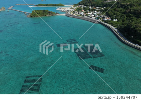 沖縄県 浜比嘉島の海岸集落ともずく養殖場 ドローン空撮 139244707