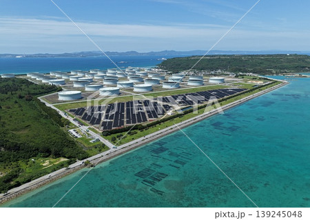 沖縄県 平安座島の石油備蓄基地とメガソーラー施設 ドローン空撮 沖縄県 平安座島の石油備蓄基地とメガソーラー施設 ドローン空撮 139245048