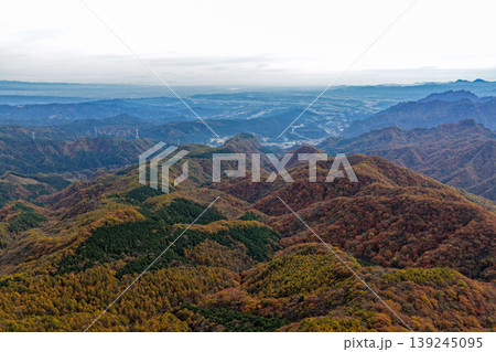 碓氷峠から望む秋の山並みと紅葉風景 ドローン空撮 碓氷峠から望む秋の山並みと紅葉風景 ドローン空撮 139245095