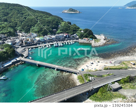 高知県 柏島の港町集落と橋と透明な海 ドローン空撮 高知県 柏島の港町集落と橋と透明な海 ドローン空撮 139245384
