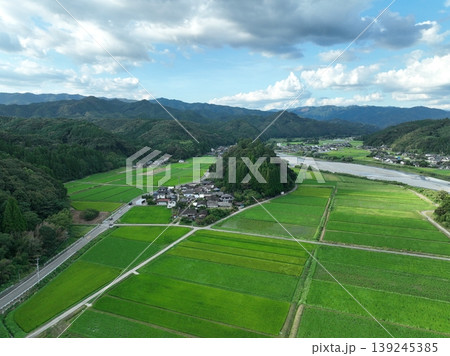 熊本県 相良村の水田と川沿い農村風景 ドローン空撮 139245385