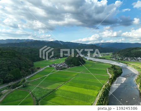 熊本県 相良村の水田と川沿い農村風景 ドローン空撮 139245386