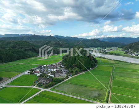熊本県 相良村の水田と川沿い農村風景 ドローン空撮 139245387