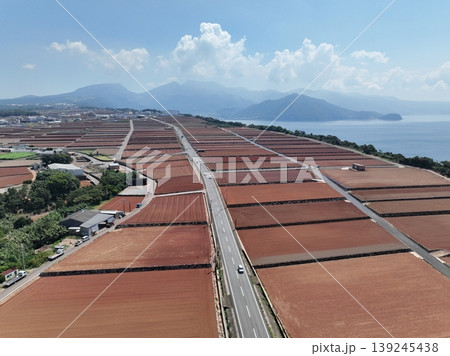 長崎県 千々石のじゃがいも畑と海沿い農地風景 ドローン空撮 139245438