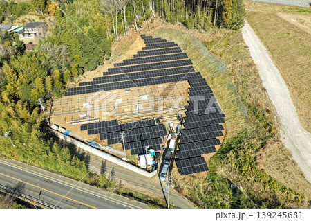 太陽光発電施設の設置工事現場 ドローン空撮 太陽光発電施設の設置工事現場 ドローン空撮 139245681