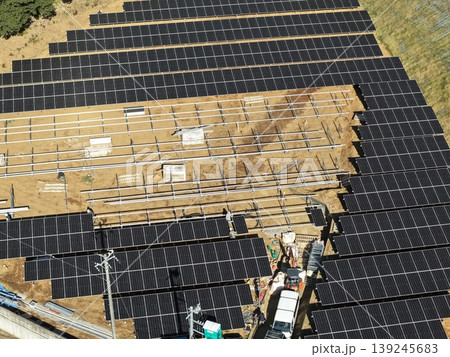 太陽光発電施設の設置工事現場 ドローン空撮 139245683