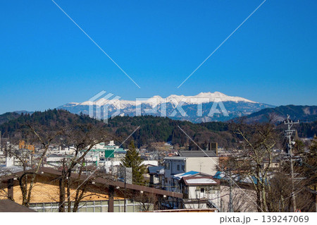 雪化粧の乗鞍岳と高山市の街並み 139247069