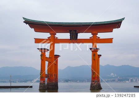 宮島 厳島神社の海に浮かぶ大鳥居 139247285