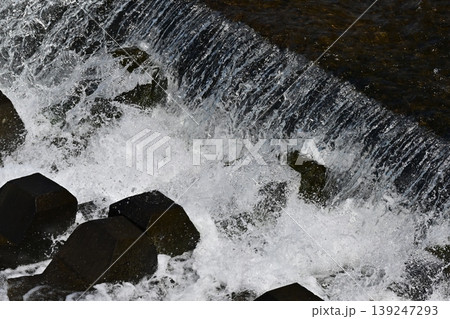 河川の氾濫　増水　溢水　越水　A river overflows 139247293