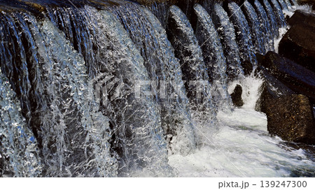 河川の氾濫　増水　溢水　越水　A river overflows 139247300