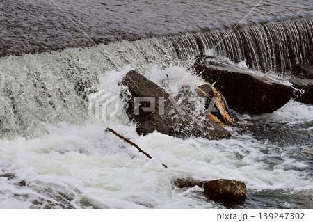 河川の氾濫　増水　溢水　越水　A river overflows 139247302
