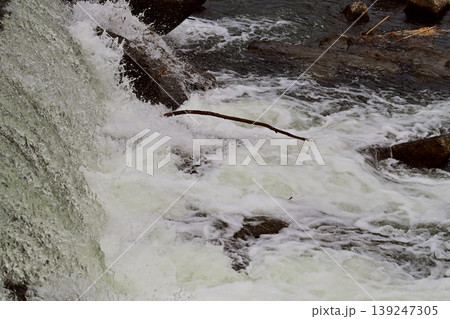河川の氾濫 増水 溢水 越水 A river overflows 河川の氾濫 増水 溢水 越水 A river overflows 139247305