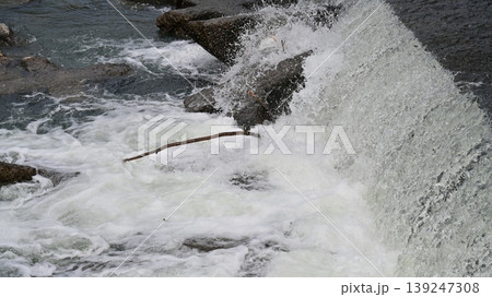 河川の氾濫 増水 溢水 越水 A river overflows 河川の氾濫 増水 溢水 越水 A river overflows 139247308