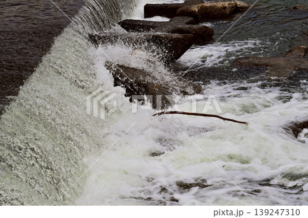 河川の氾濫　増水　溢水　越水　A river overflows 139247310