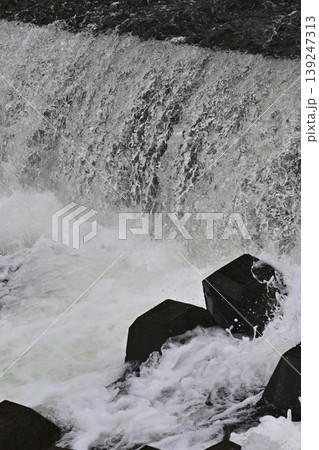 河川の氾濫　増水　溢水　越水　A river overflows 139247313