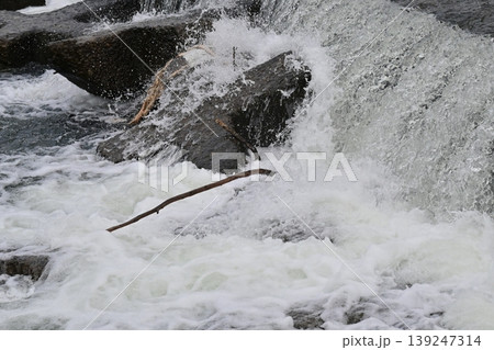 河川の氾濫　増水　溢水　越水　A river overflows 139247314
