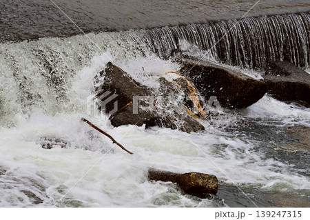 河川の氾濫 増水 溢水 越水 A river overflows 河川の氾濫 増水 溢水 越水 A river overflows 139247315