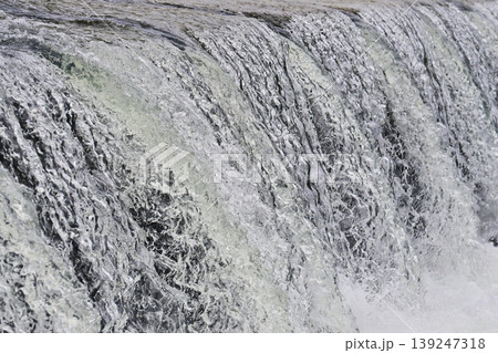 河川の氾濫　増水　溢水　越水　A river overflows 139247318