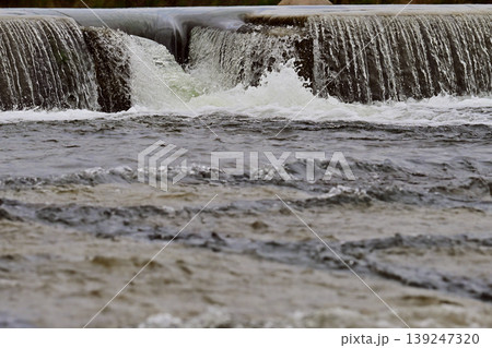 河川の氾濫 増水 溢水 越水 A river overflows 河川の氾濫 増水 溢水 越水 A river overflows 139247320