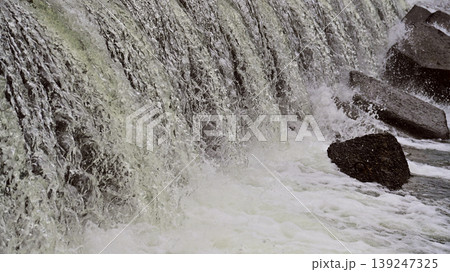 河川の氾濫　増水　溢水　越水　A river overflows 139247325
