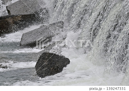 河川の氾濫　増水　溢水　越水　A river overflows 139247331