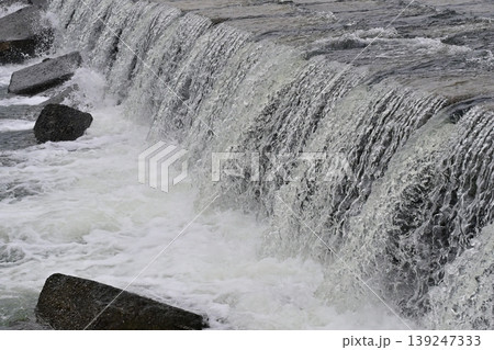 河川の氾濫　増水　溢水　越水　A river overflows 139247333