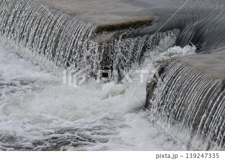 河川の氾濫　増水　溢水　越水　A river overflows 139247335